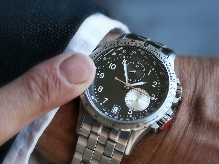 На какой руке носят часы деловые люди?